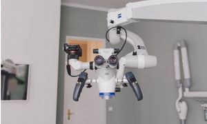 ZEISS Mikroskop Pro Ergo im Behandlungszimmer für Wurzelkanalbehandlung